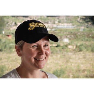 Sierra Caps Svart med gul logo